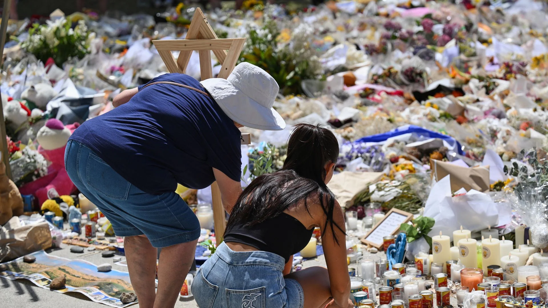 'All Jewish hearts are broken' says UK Chief Rabbi on Bondi terror attack visit