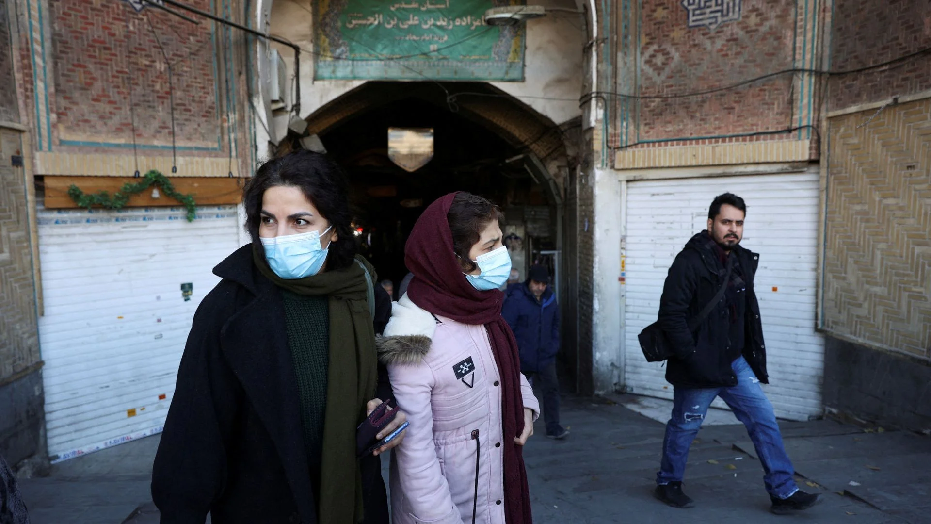 Iranian protesters attempt to break in to government building as demonstrations escalate