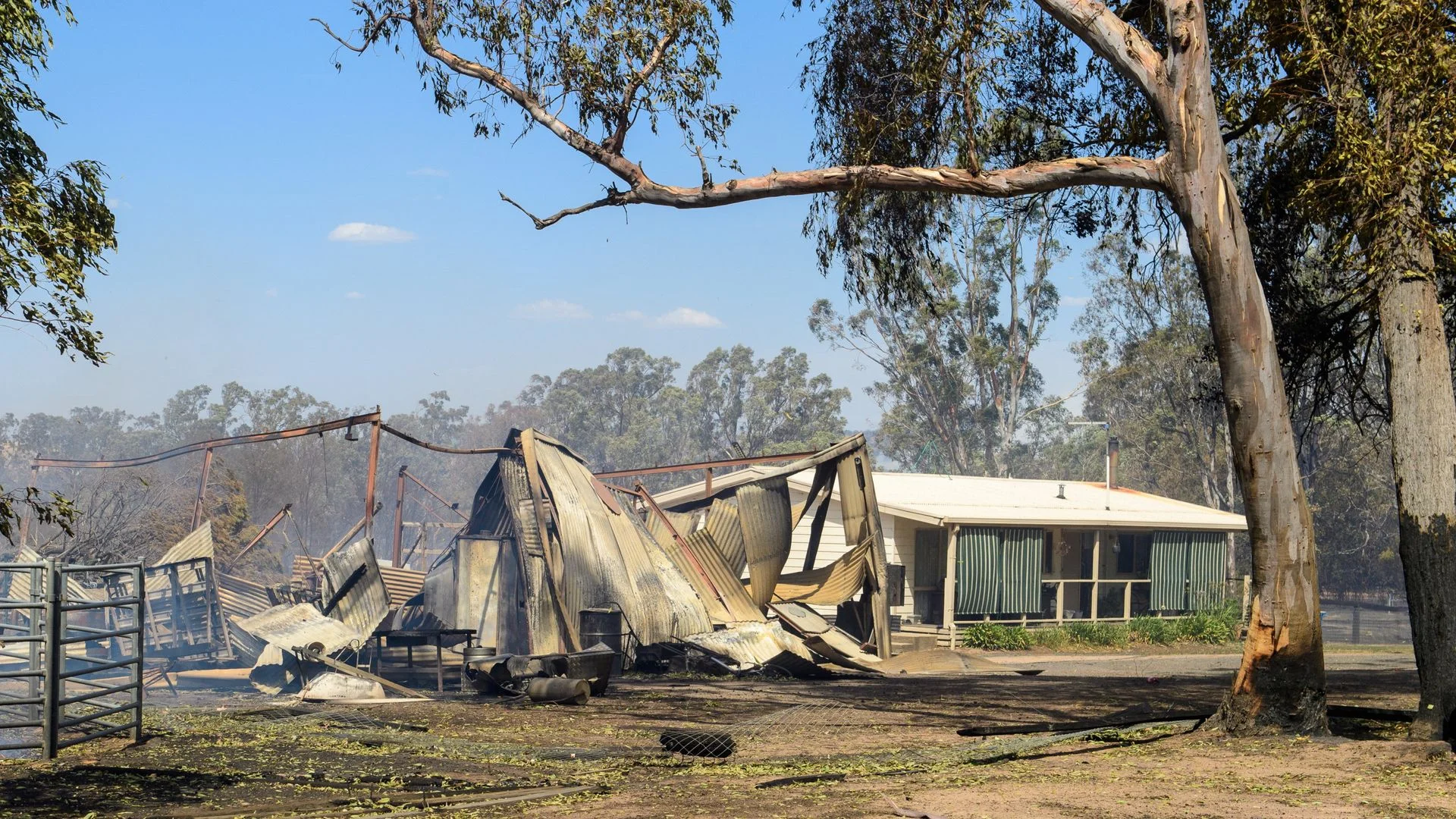 Three people missing in Australian bushfires, authorities say
