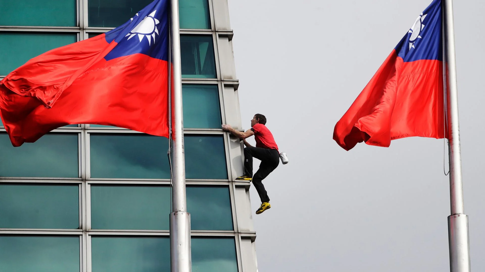 Climber Alex Honnold scales Taipei 101 skyscraper without ropes