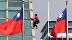 Climber Alex Honnold scales 101-floor skyscraper without safety gear