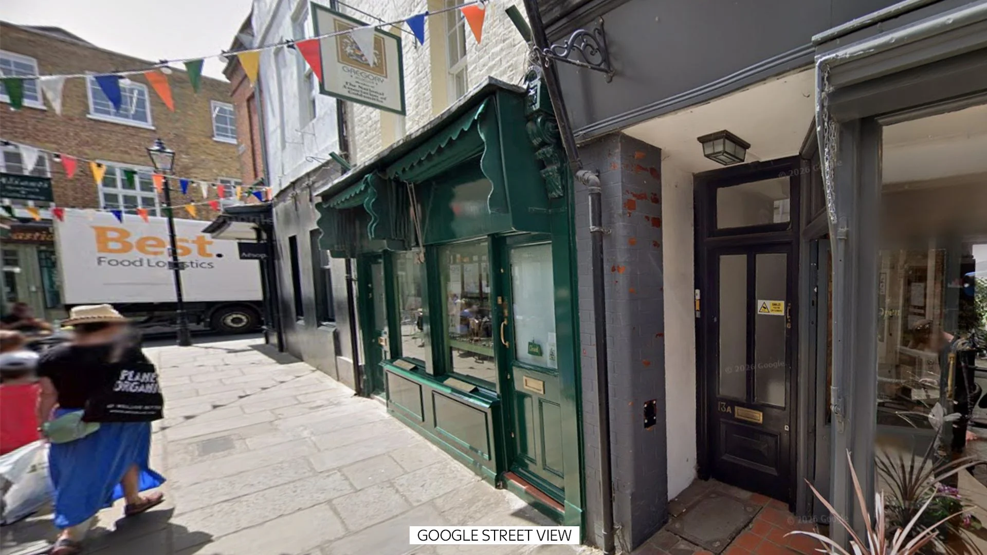 Sledgehammer-wielding robbers raid family jewellers