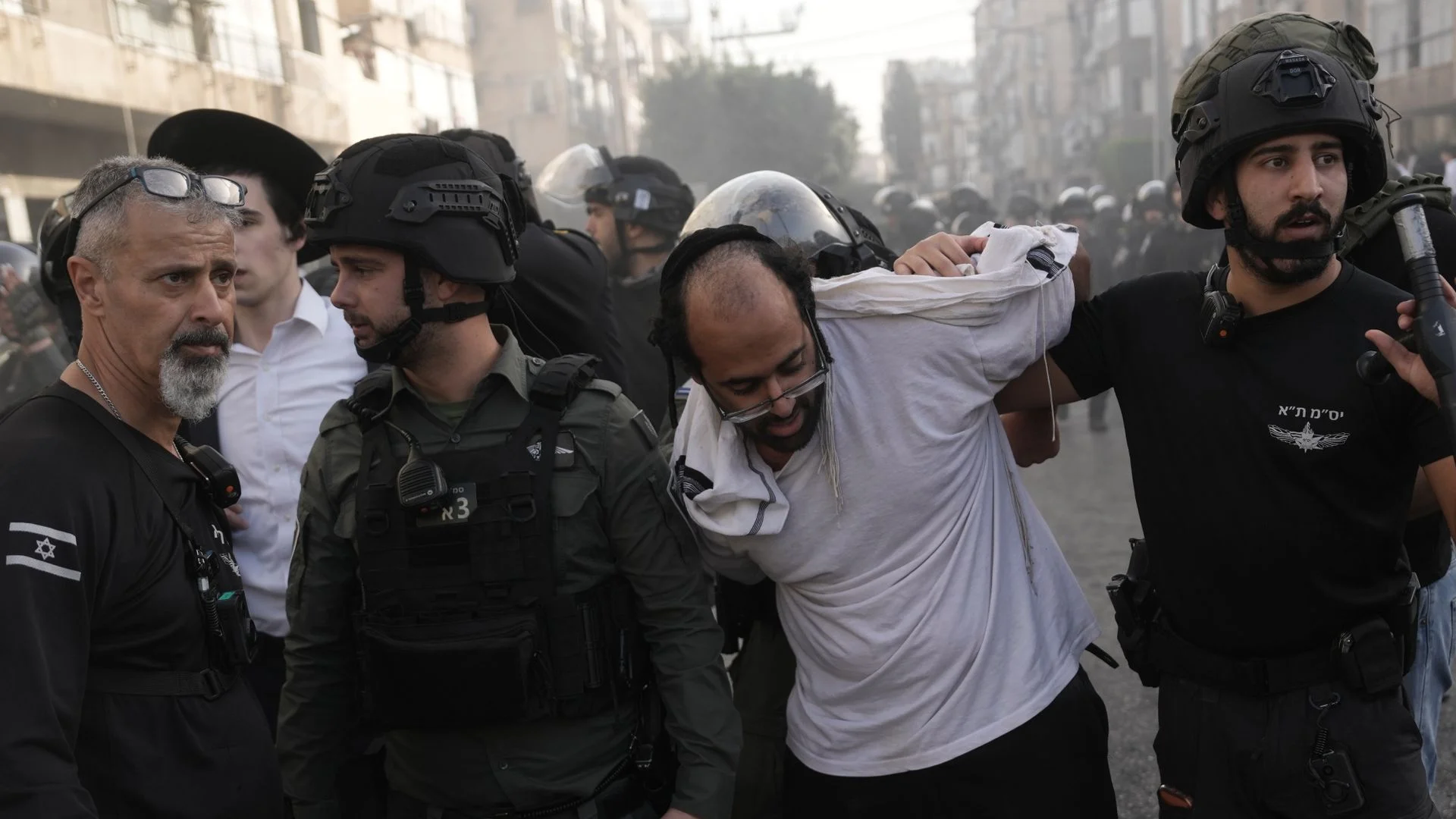 Netanyahu condemns 'extreme minority' as female IDF soldiers are rescued from riots