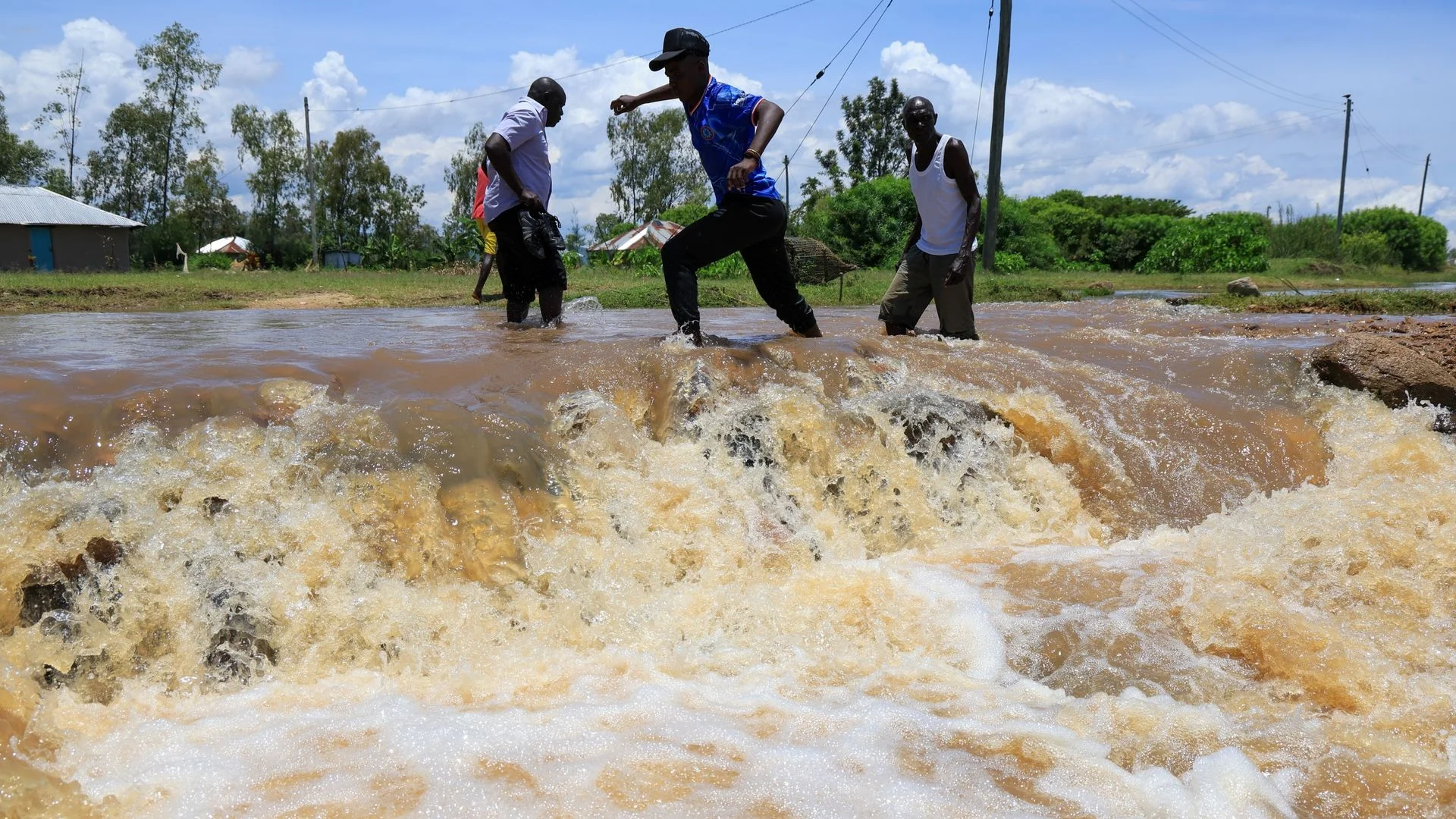 Floods in Kenya leave 88 dead and thousands displaced