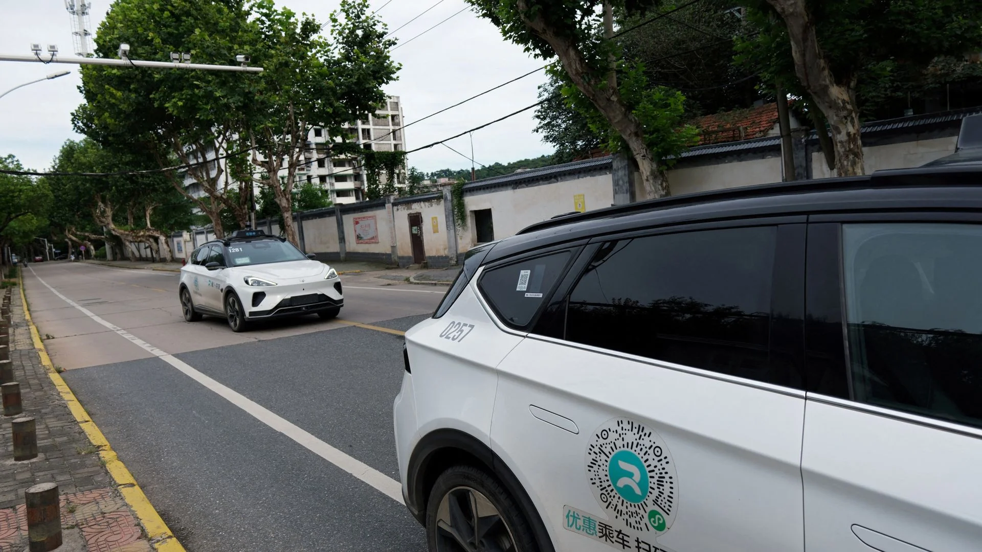 'System malfunction' causes more than 100 driverless taxis to stop mid-traffic