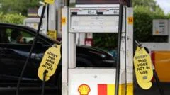 Australians told to continue Easter travel plans despite fuel shortages