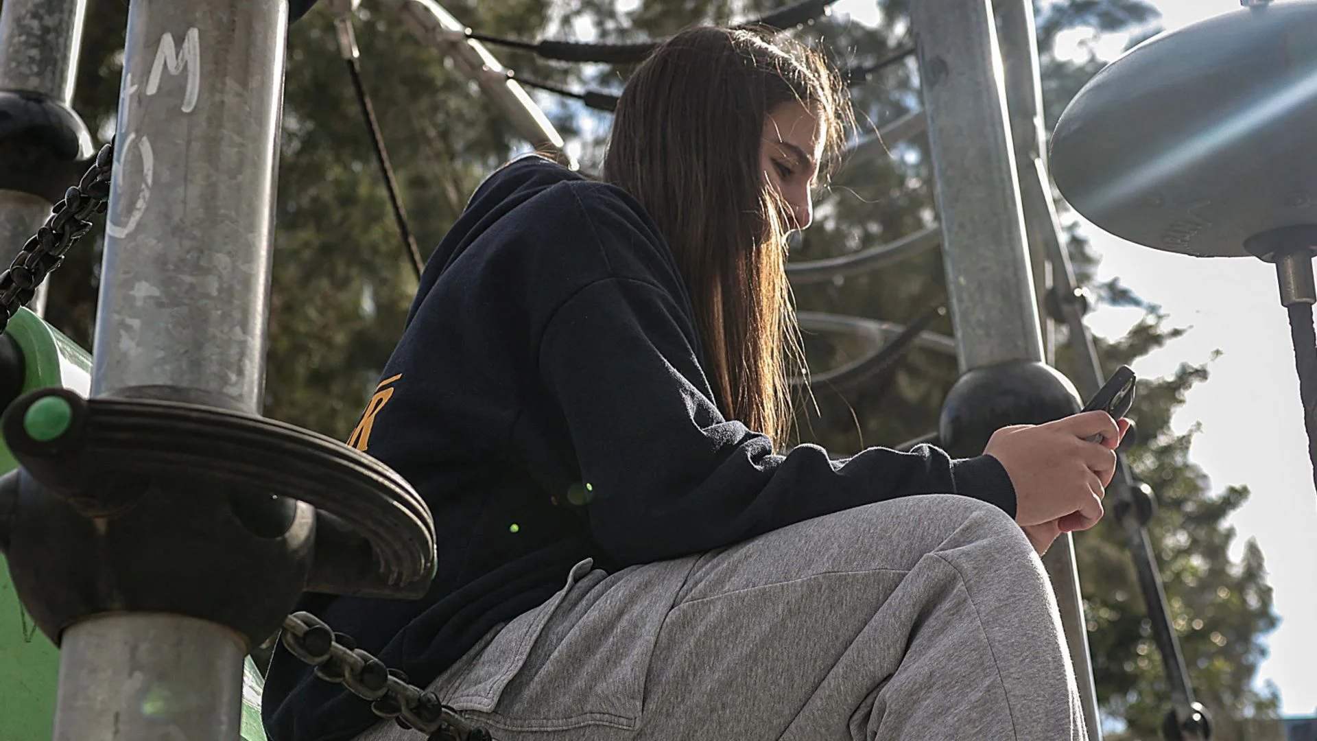 Greece to ban under-15s from social media