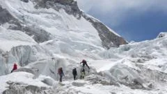 Huge chunk of glacier blocks Everest route in peak climbing season