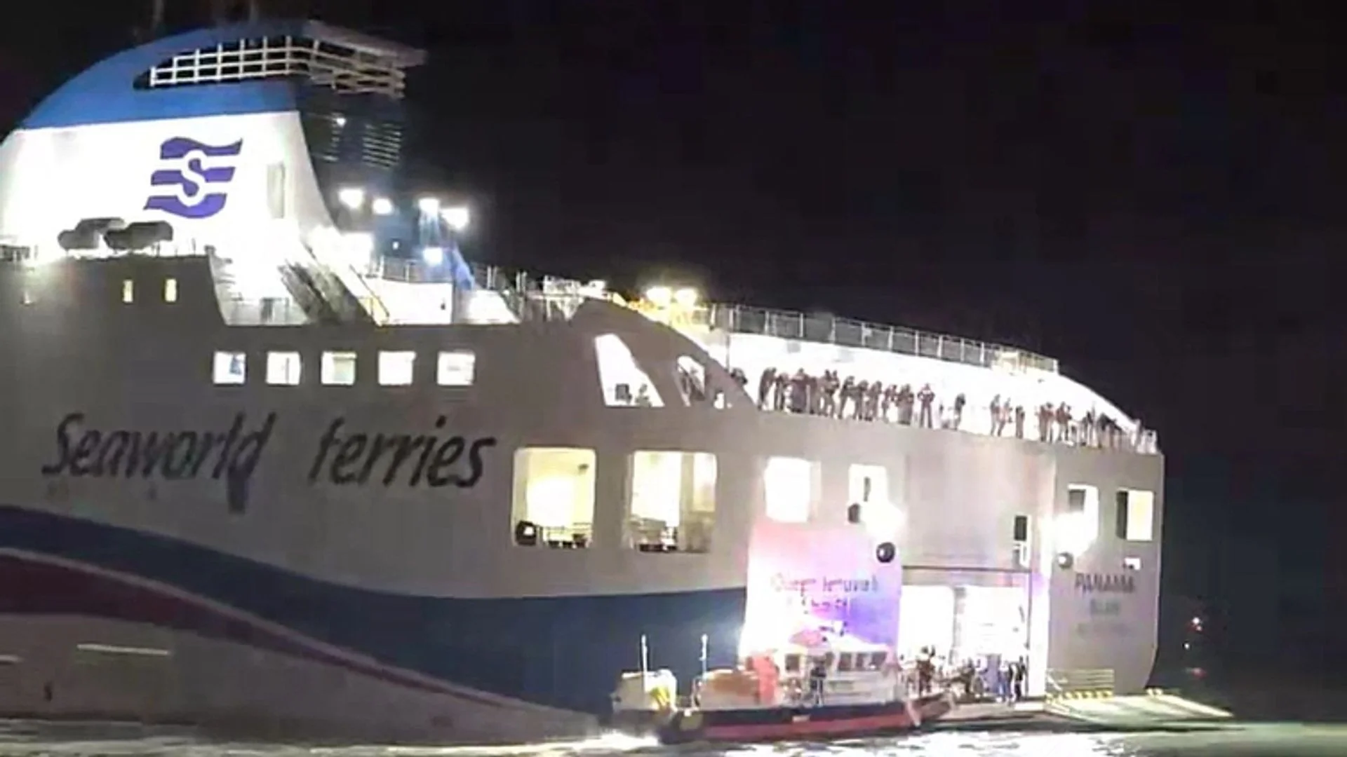 Hundreds rescued from South Korean ferry that ran aground