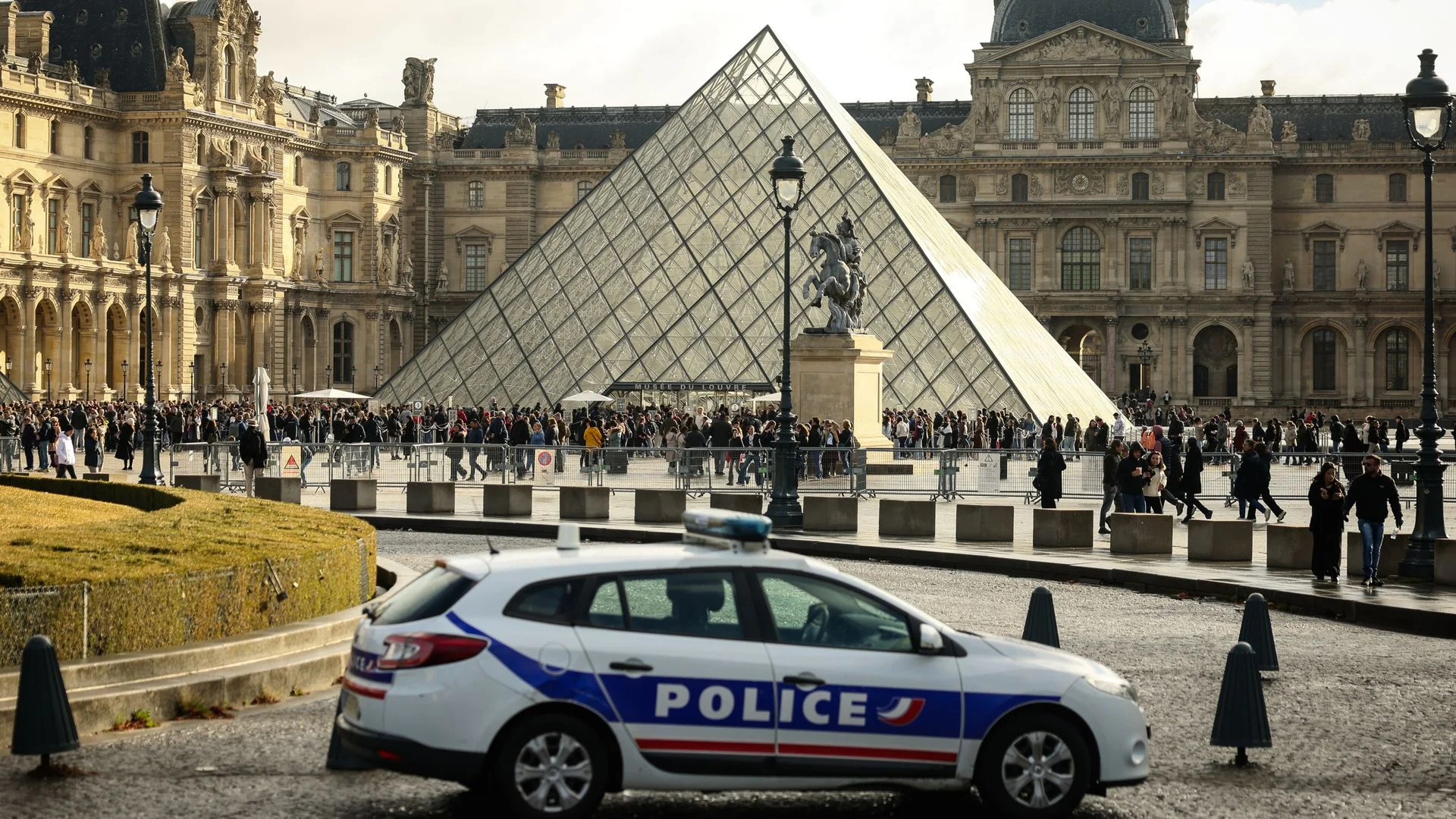 Four more arrests made over Louvre heist as £76m haul remains missing