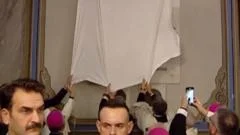 Watch: Pope struggles to remove cloth covering plaque