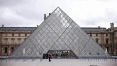 Water leak in Louvre damages hundreds of books 