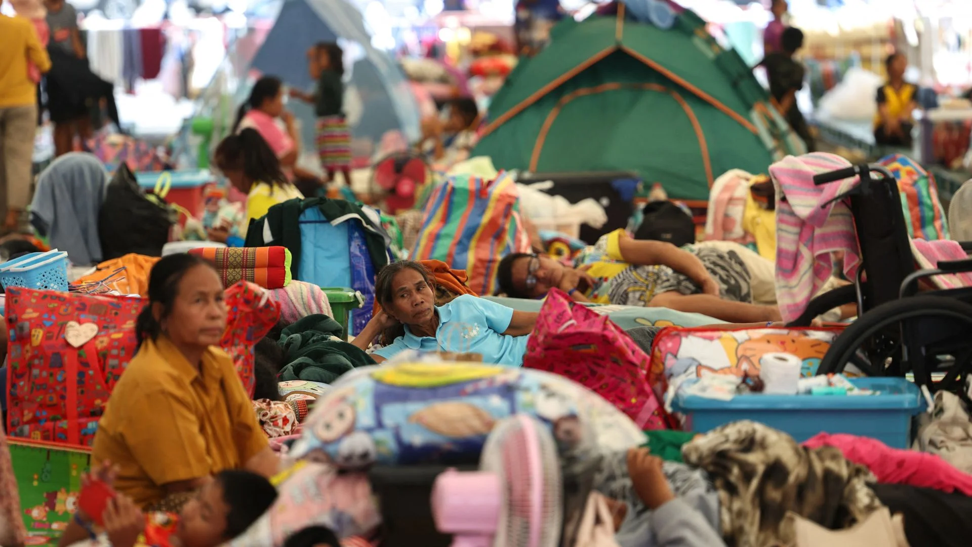 Tens of thousands flee fresh fighting between Thailand and Cambodia