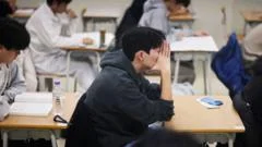 Chief of S Korea's high-stakes exam quits over 'insane' English test