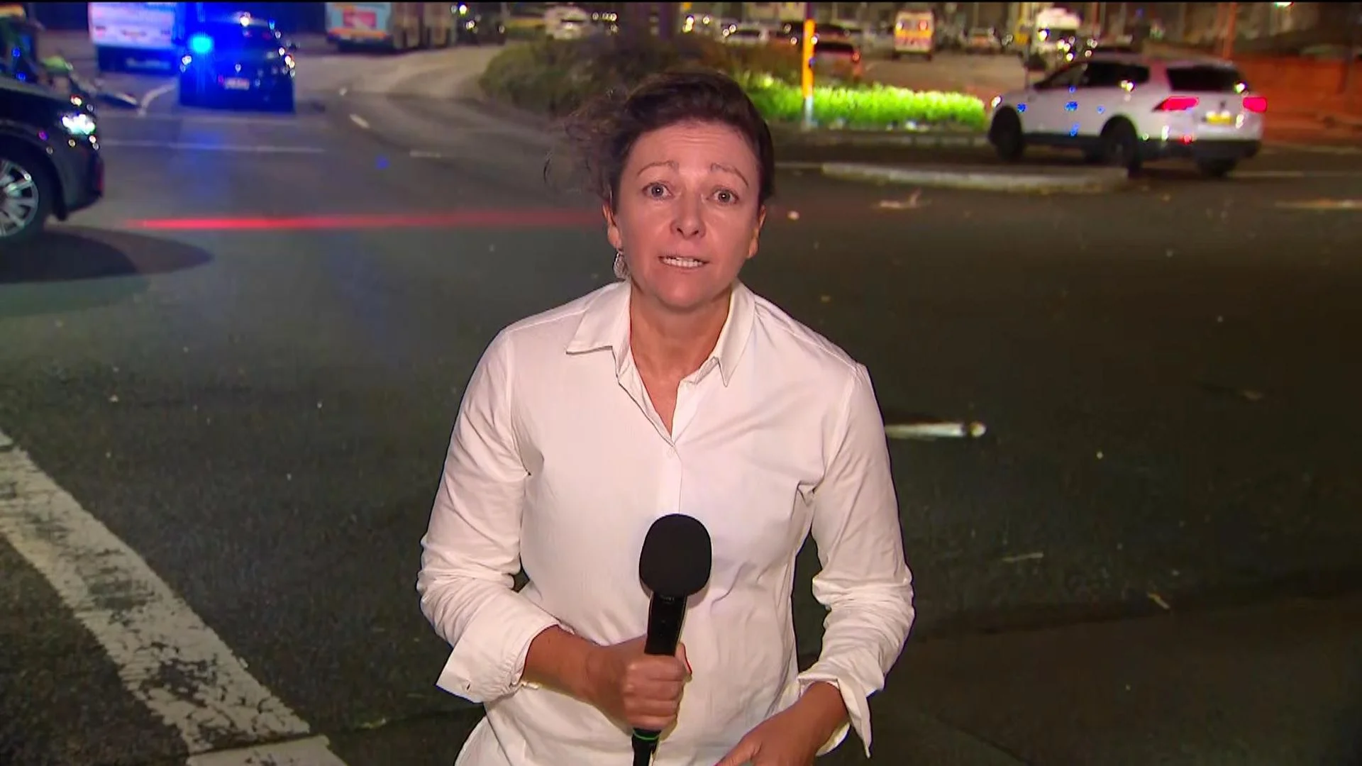 Photographer 'locked eyes' with gunman, as witness describes Bondi 'warzone' 