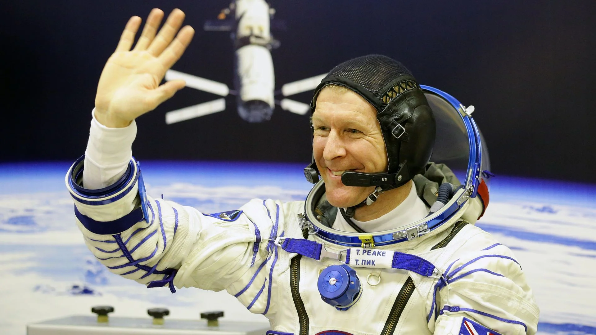 US and China should collaborate on new trips to the moon, says British astronaut