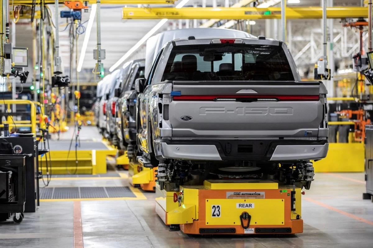 Ford’s next F-150 Lightning will have a gas generator as it pivots away from large EVs 